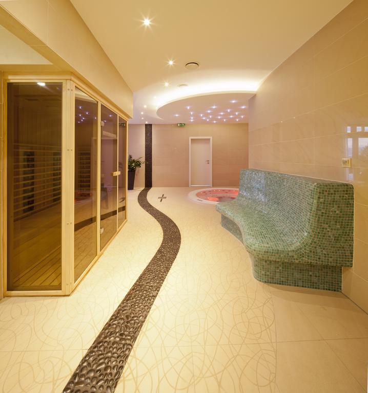 Hotel Green โดลนีคูบีน ภายนอก รูปภาพ