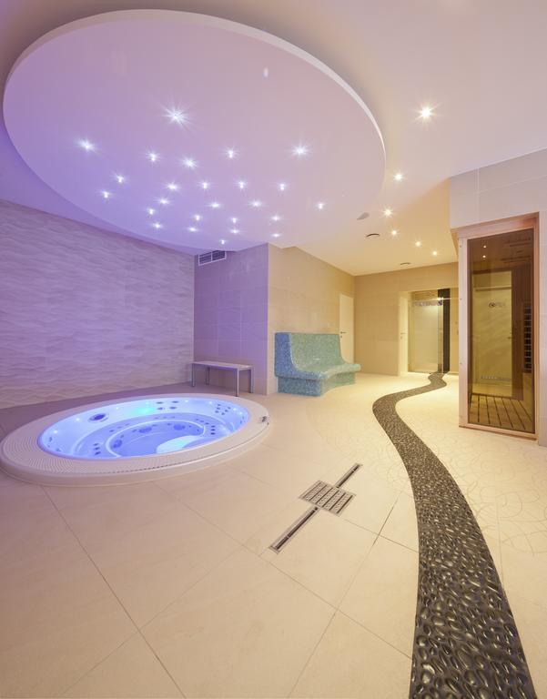Hotel Green โดลนีคูบีน ภายนอก รูปภาพ