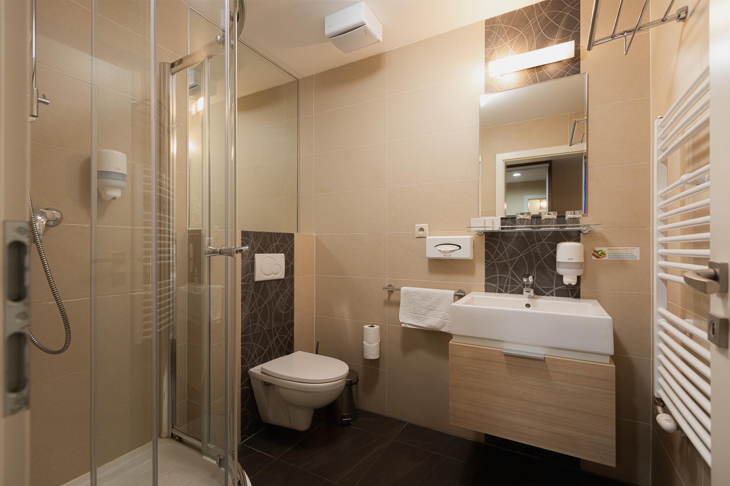 Hotel Green โดลนีคูบีน ภายนอก รูปภาพ
