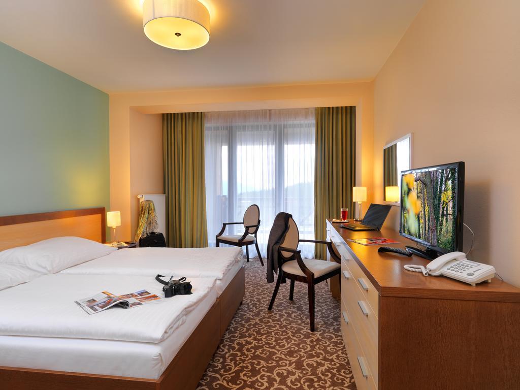 Hotel Green โดลนีคูบีน ภายนอก รูปภาพ
