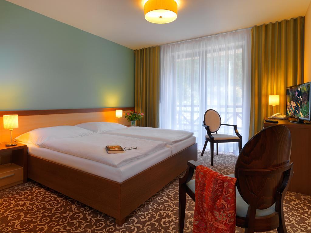 Hotel Green โดลนีคูบีน ภายนอก รูปภาพ